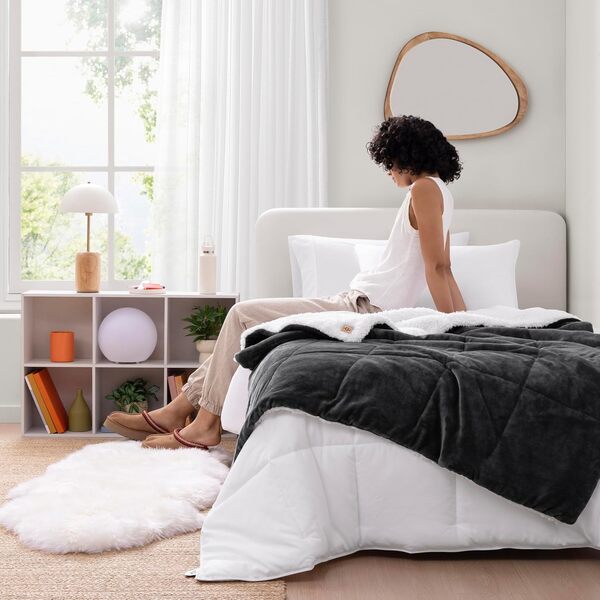 UGG Nita 35988 Nita Couverture chaude réversible grosse couverture décorative de chambre en polaire hypoallergénique, confortable, lavable en machine, pour canapé et lit, 127 x 178 cm, gris anthracite